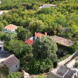 Jadranovo kamena ruševina nedaleko plaže
