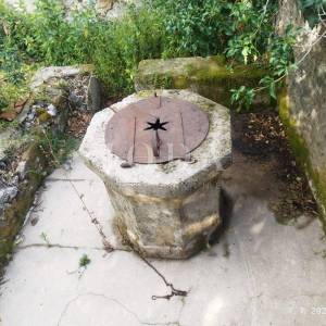 Jadranovo kamena ruševina nedaleko plaže
