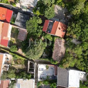 Jadranovo kamena ruševina nedaleko plaže