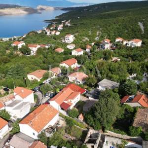 Jadranovo kamena ruševina nedaleko plaže