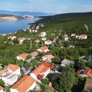 Jadranovo kamena ruševina nedaleko plaže