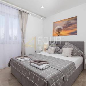 Jadranovo, samostojeća kuća s bazenom, 175m2, pogled na more