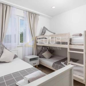 Jadranovo, samostojeća kuća s bazenom, 175m2, pogled na more