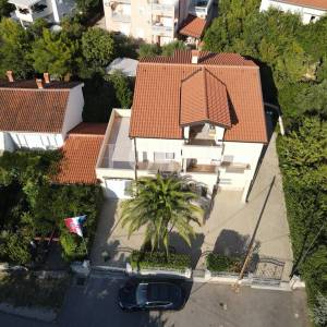 JADRANOVO stan s garažom, ljetnom kuhinjom i konobom