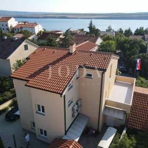 JADRANOVO stan s garažom, ljetnom kuhinjom i konobom