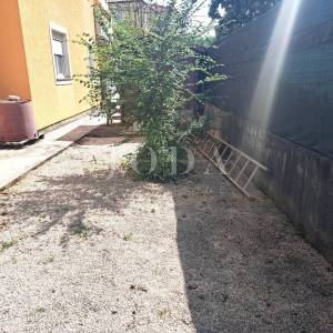 Jednosoban stan s prostorom u potkrovlju, okolica Malinske