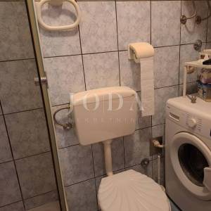 Jednosoban stan s prostorom u potkrovlju, okolica Malinske
