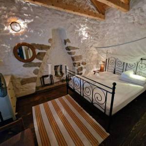 Kamena kuća s bazenom na mirnoj lokaciji, okolica Dobrinja - otok Krk