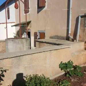 Kamena kuća s velikim zemljištem i pomoćnim objektima kraj Rovinja