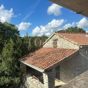 Kamena kuća sa dodatnim objektom+1700m2 poljop.zemljišta,Labin okolica