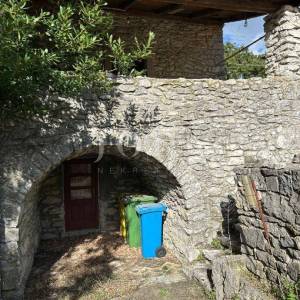 Kamena kuća sa dodatnim objektom+1700m2 poljop.zemljišta,Labin okolica