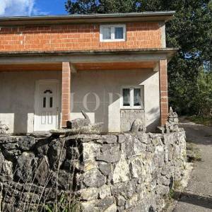 Kamena kuća sa dodatnim objektom+1700m2 poljop.zemljišta,Labin okolica