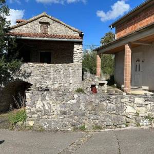 Kamena kuća sa dodatnim objektom+1700m2 poljop.zemljišta,Labin okolica