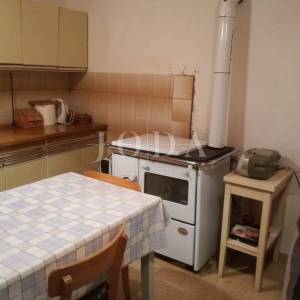 Kamena kuća u nizu Motovun