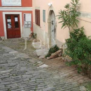 Kamena kuća u nizu Motovun
