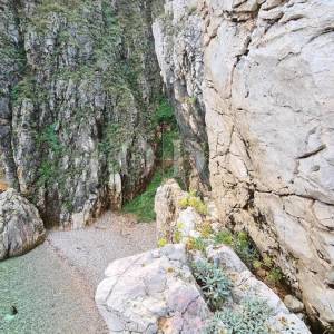Kamena vila na stijeni iznad mora, Vrbnik, otok Krk 