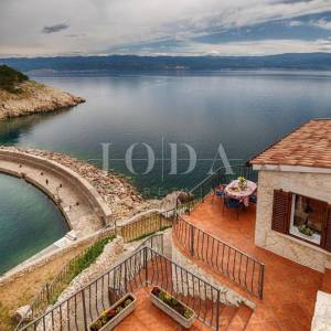 Kamena vila na stijeni iznad mora, Vrbnik, otok Krk 