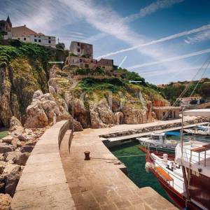 Kamena vila na stijeni iznad mora, Vrbnik, otok Krk 