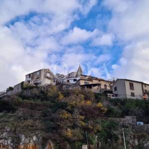 Kamena vila na stijeni iznad mora, Vrbnik, otok Krk 