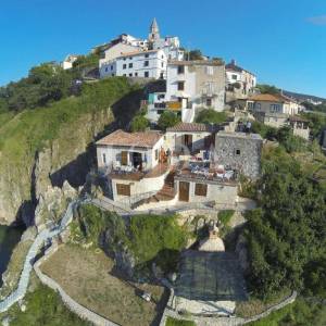 Kamena vila na stijeni iznad mora, Vrbnik, otok Krk 