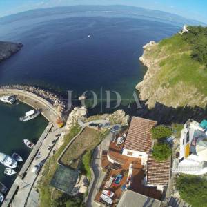 Kamena vila na stijeni iznad mora, Vrbnik, otok Krk 