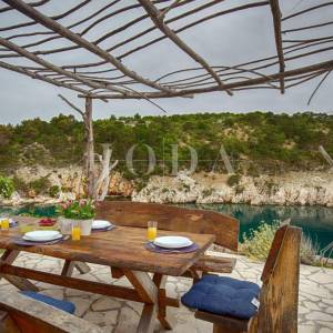 Kamena vila na stijeni iznad mora, Vrbnik, otok Krk 