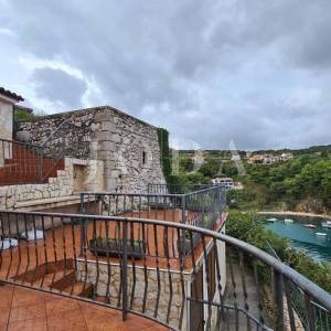Kamena vila na stijeni iznad mora, Vrbnik, otok Krk 