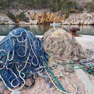Kamena vila na stijeni iznad mora, Vrbnik, otok Krk 