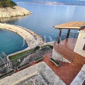 Kamena vila na stijeni iznad mora, Vrbnik, otok Krk 
