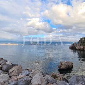 Kamena vila na stijeni iznad mora, Vrbnik, otok Krk 
