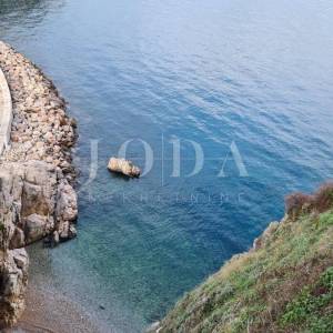 Kamena vila na stijeni iznad mora, Vrbnik, otok Krk 