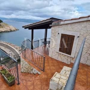 Kamena vila na stijeni iznad mora, Vrbnik, otok Krk 