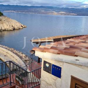 Kamena vila na stijeni iznad mora, Vrbnik, otok Krk 