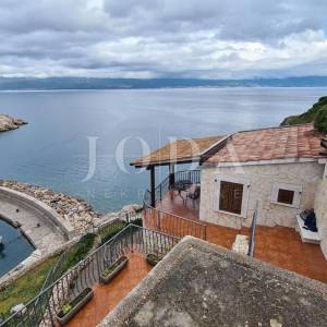 Kamena vila na stijeni iznad mora, Vrbnik, otok Krk 
