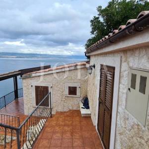 Kamena vila na stijeni iznad mora, Vrbnik, otok Krk 