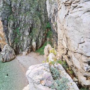Kamena vila na stijeni iznad mora, Vrbnik, otok Krk 
