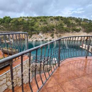Kamena vila na stijeni iznad mora, Vrbnik, otok Krk 