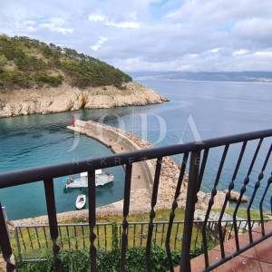 Kamena vila na stijeni iznad mora, Vrbnik, otok Krk 
