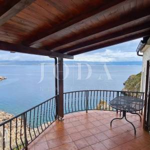 Kamena vila na stijeni iznad mora, Vrbnik, otok Krk 