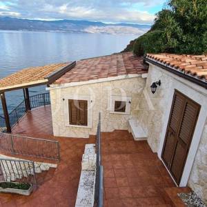 Kamena vila na stijeni iznad mora, Vrbnik, otok Krk 