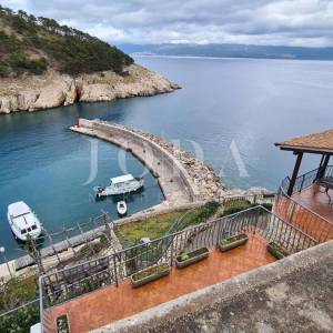 Kamena vila na stijeni iznad mora, Vrbnik, otok Krk 