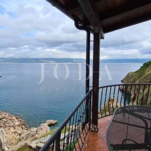 Kamena vila na stijeni iznad mora, Vrbnik, otok Krk 