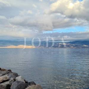 Kamena vila na stijeni iznad mora, Vrbnik, otok Krk 
