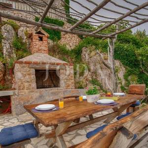 Kamena vila na stijeni iznad mora, Vrbnik, otok Krk 