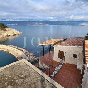 Kamena vila na stijeni iznad mora, Vrbnik, otok Krk 