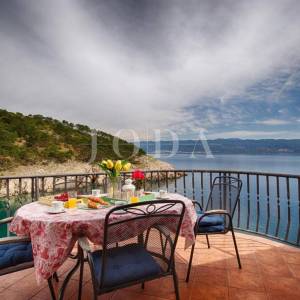 Kamena vila na stijeni iznad mora, Vrbnik, otok Krk 