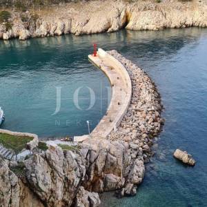 Kamena vila na stijeni iznad mora, Vrbnik, otok Krk 