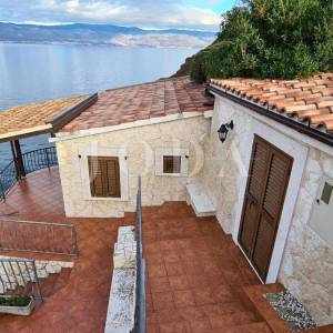 Kamena vila na stijeni iznad mora, Vrbnik, otok Krk 