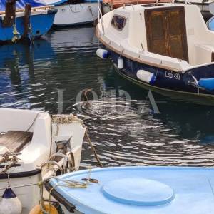 Kamena vila na stijeni iznad mora, Vrbnik, otok Krk 