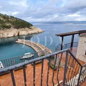Kamena vila na stijeni iznad mora, Vrbnik, otok Krk 